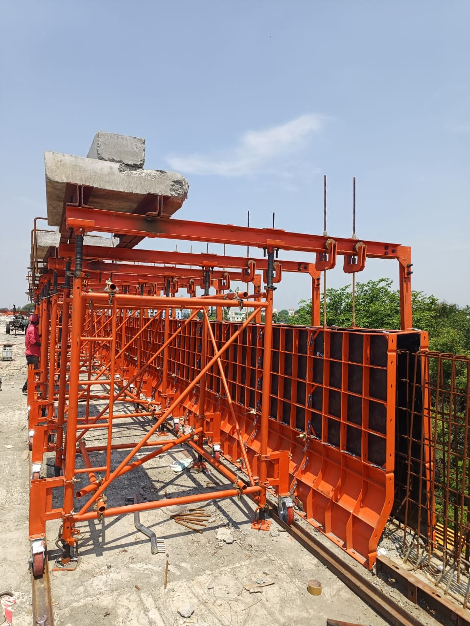 concreting the retaining wall using movable elements