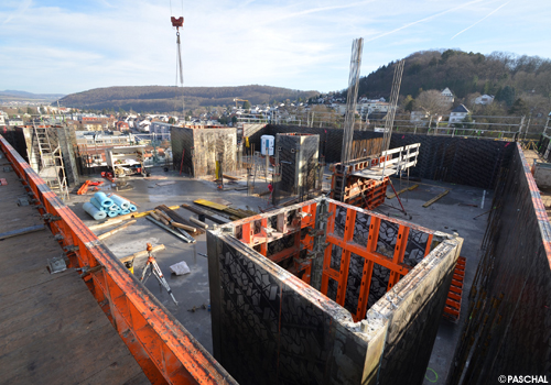 The dismantling insider corner posts were installed in combination with the LOGO.3 formwork system to build the important shear cores.