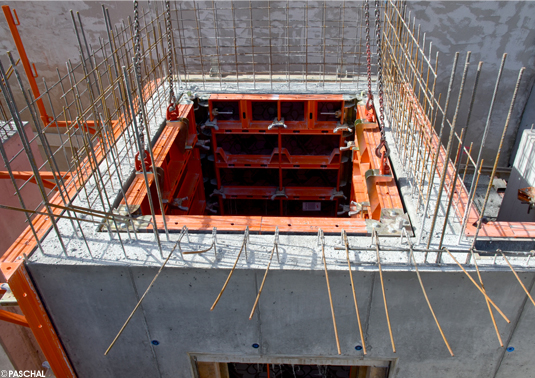 LOGO.3 dismantling inside corner post on a construction site 