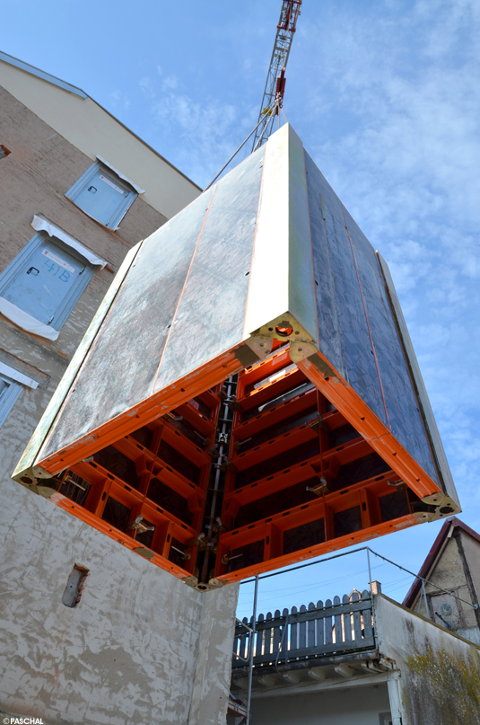 Lifting the dismantling inside corner post by crane