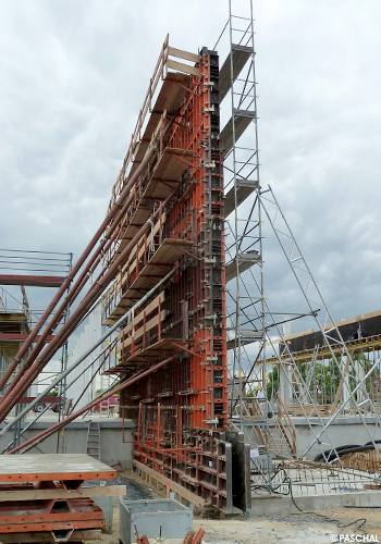 Concreting the shear walls and beams with LOGO.3 formwork 