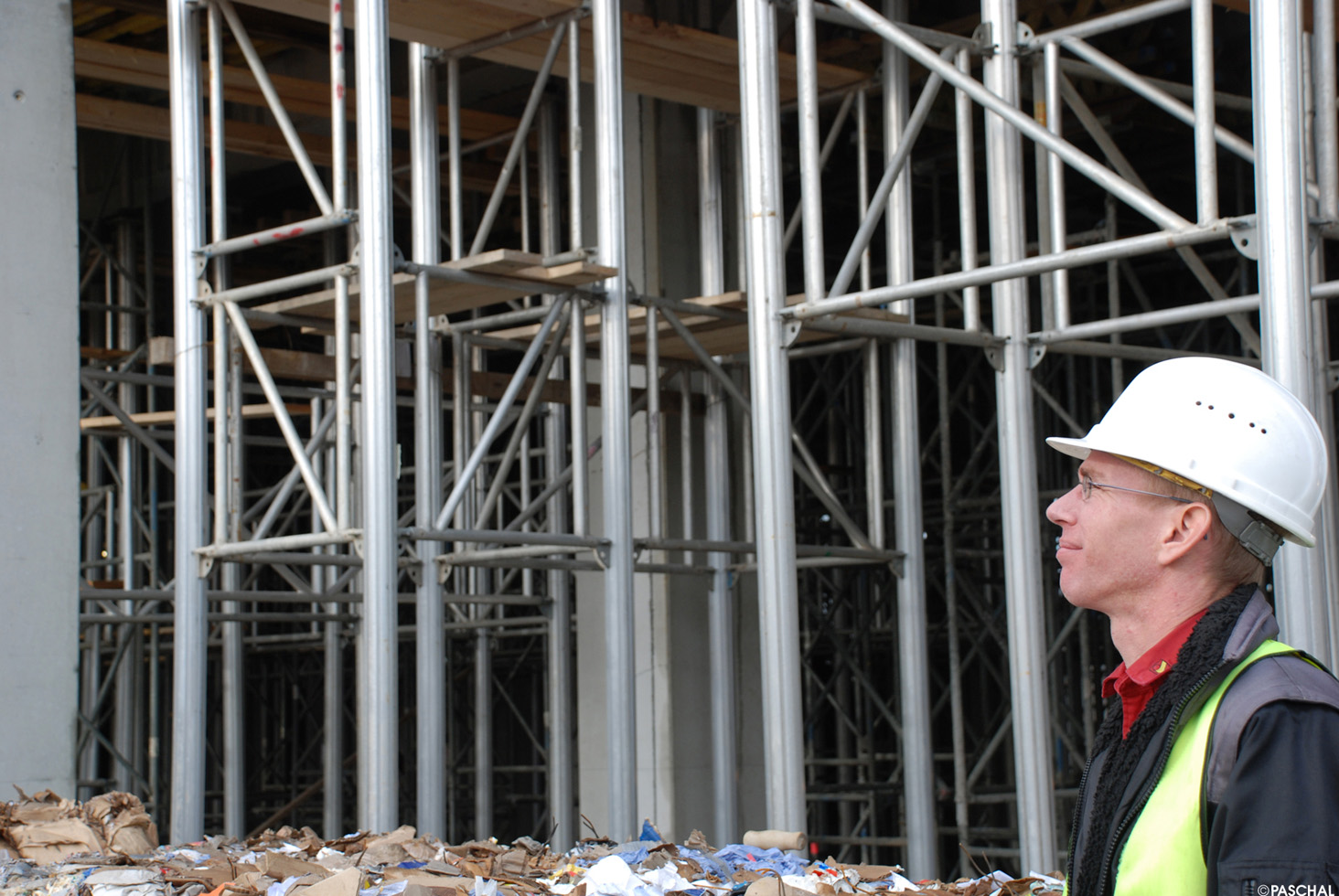 Dipl.-Ing. Raschke with the aluminum Shoring System GASS in the background