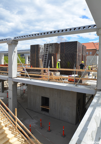 The heavily reinforced "cores" required for building stiffening such as lift shafts, staircase walls and service shafts are made on site. Eight LOGO.3 dismantling inside corner posts from PASCHAL are used.