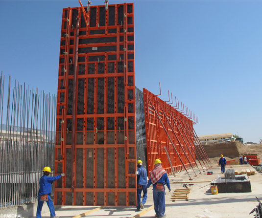 LOGO.3 formwork unit lifted by crane