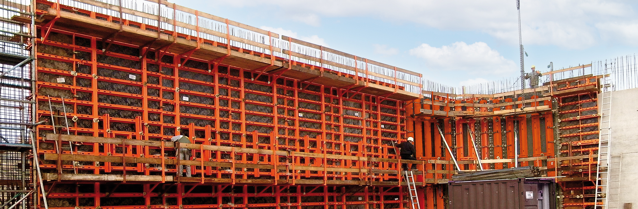 Wall formwork formed with different formwork systems